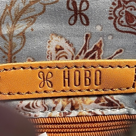 Hobo Daria Tan Leather Crossbody Clutch - Picture 2 of 12